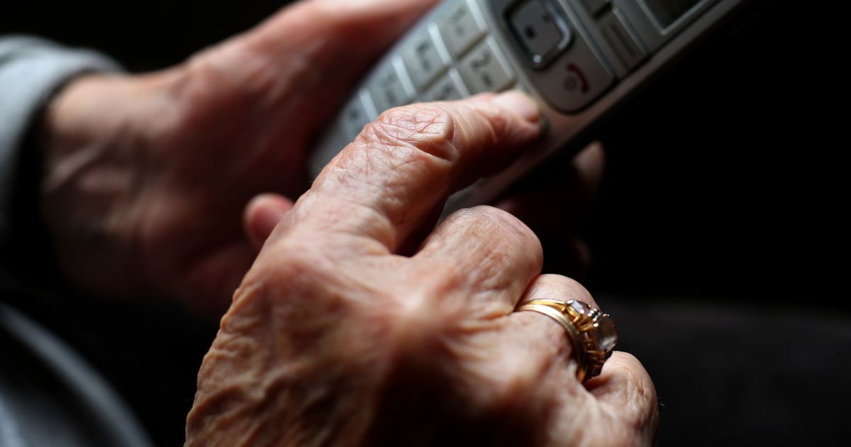 Shock caller: Bank employee prevents fraud against 88-year-old in Cologne ...