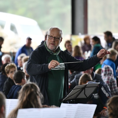 Das Foto zeigt den Musikverein Dohrgaul und den Dirigenten Lothar Vandenherz.
