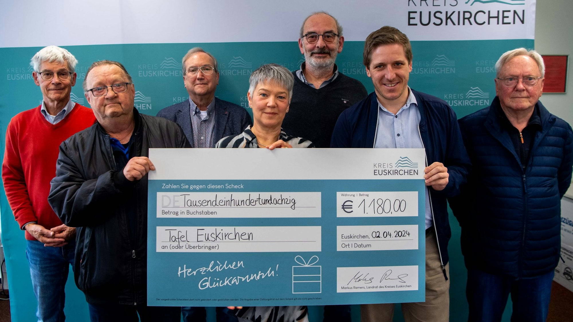 Das Bild zeigt Vertreter der Tafeln und Landrat Markus Ramers (2.v.r.) mit einem symbolischen Scheck.