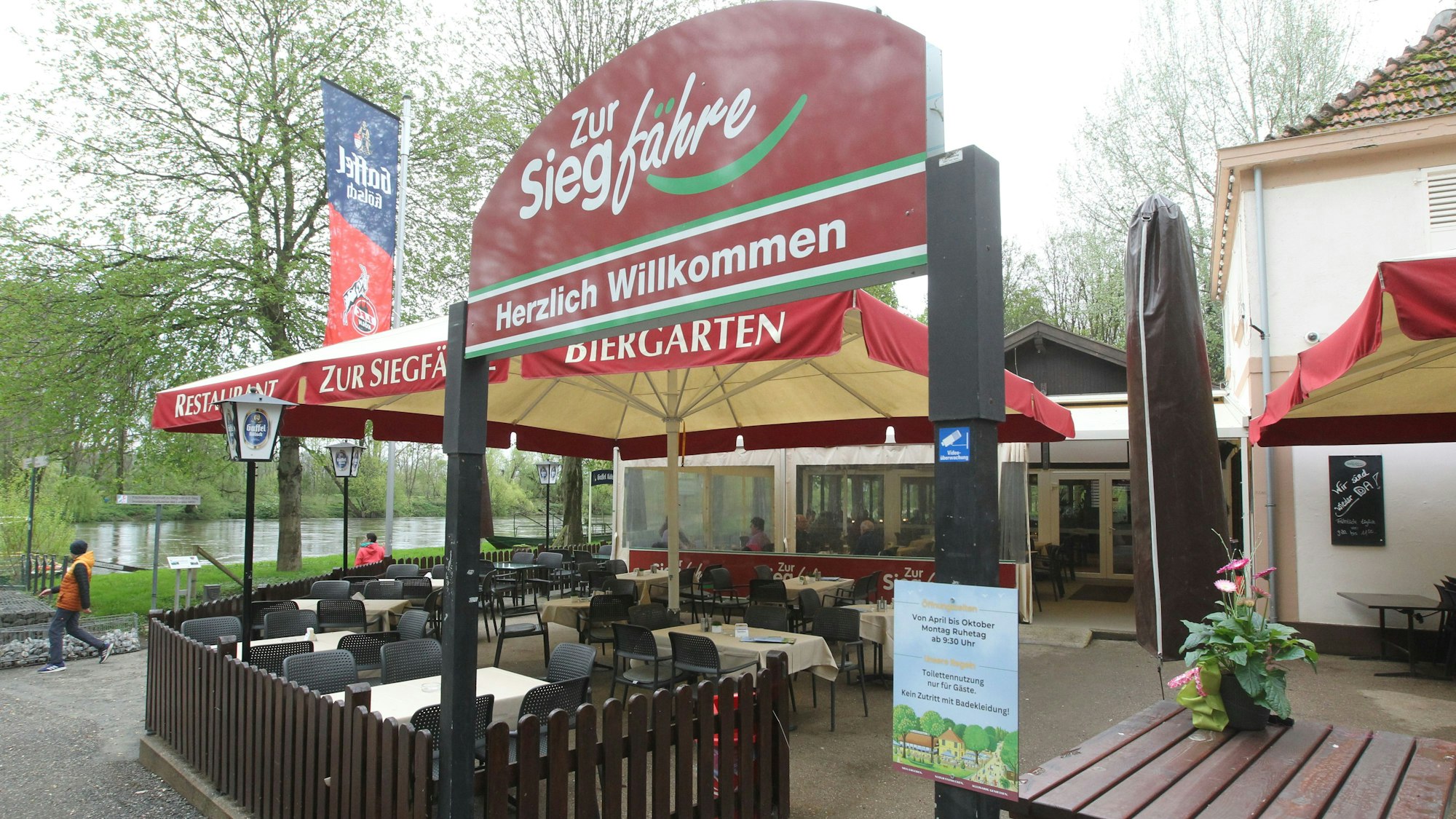 Ein großes Schild über dem Eingang zum Biergarten heißt Gäste willkommen.