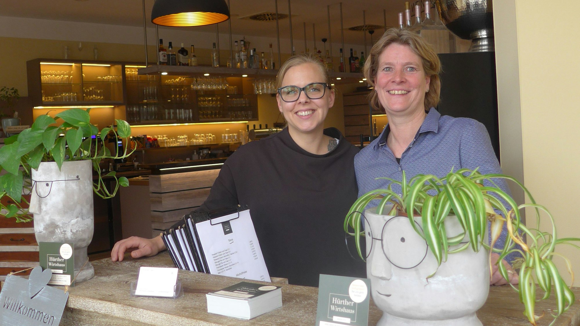 Sabrina Nerowski (l., mit Brille) und Nicole Günther (r.) haben das Hürther Wirtshaus übernommen.