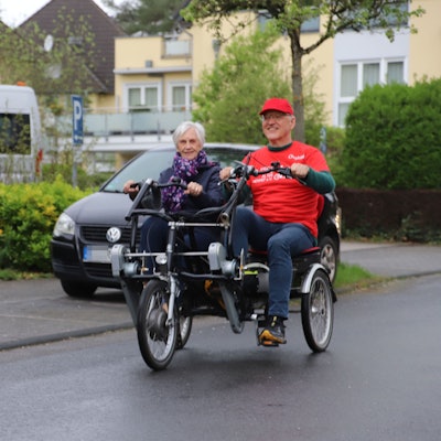 Der Verein „Radeln ohne Alter“ testet ein Parallel-Tandem für bis zu vier Personen. Erste Testfahrerin ist Marliese Herkt, die mit Christoph Lügering unterwegs ist. Die beiden starteten an der Curanum Seniorenresidenz.
