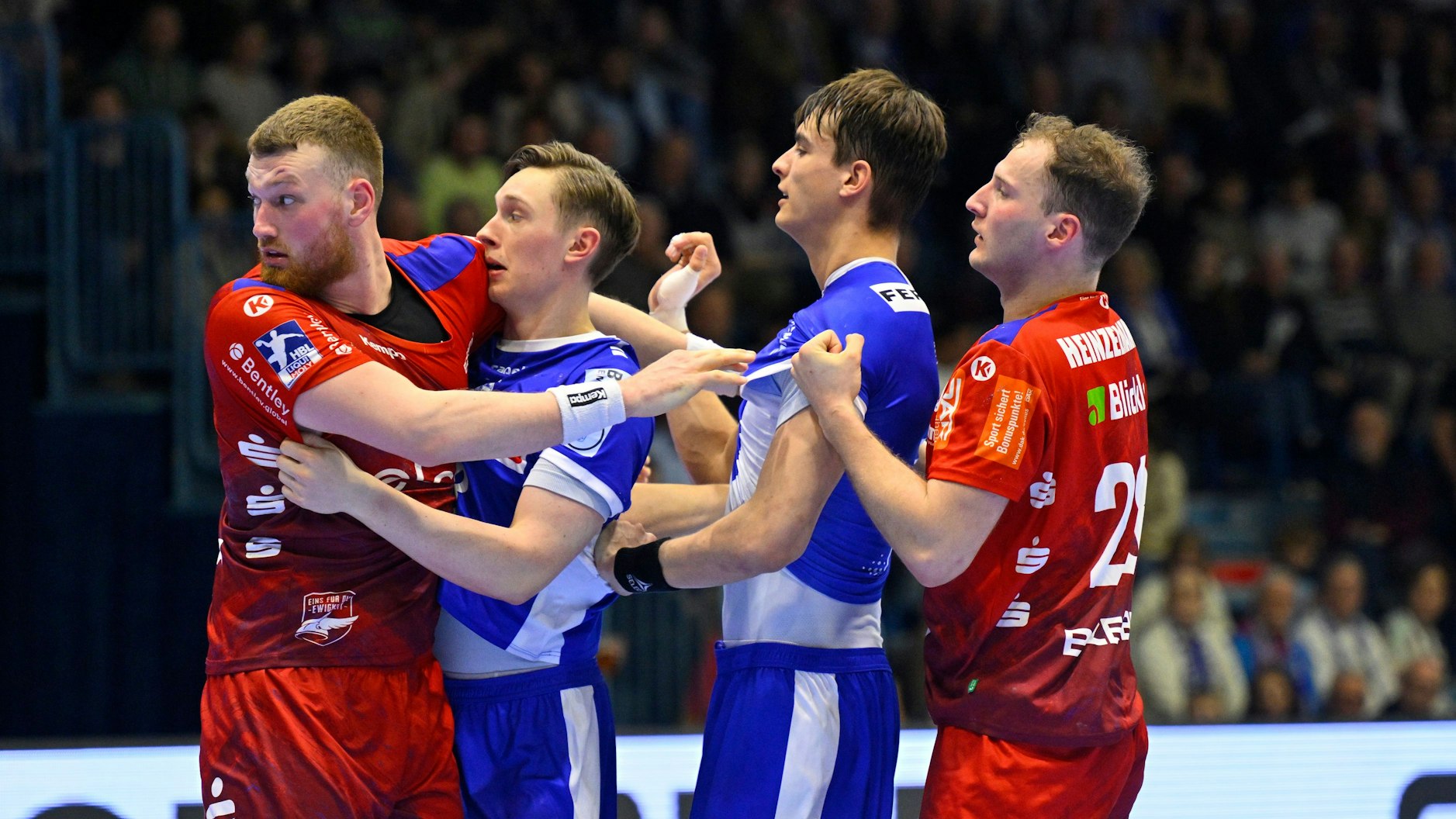 Eine Spielsituation auf einem Handballfeld.