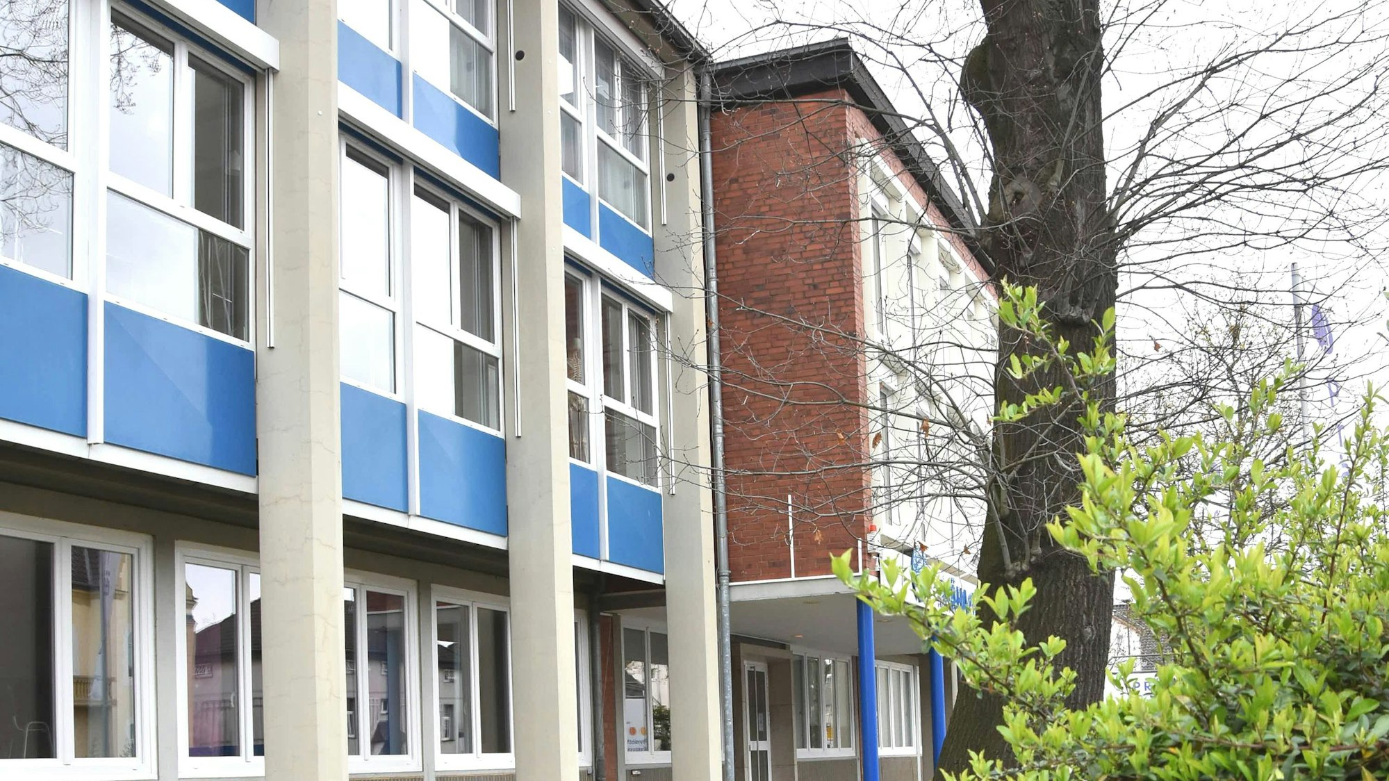 Zu sehen ist ein Gebäude mit blauer Front.