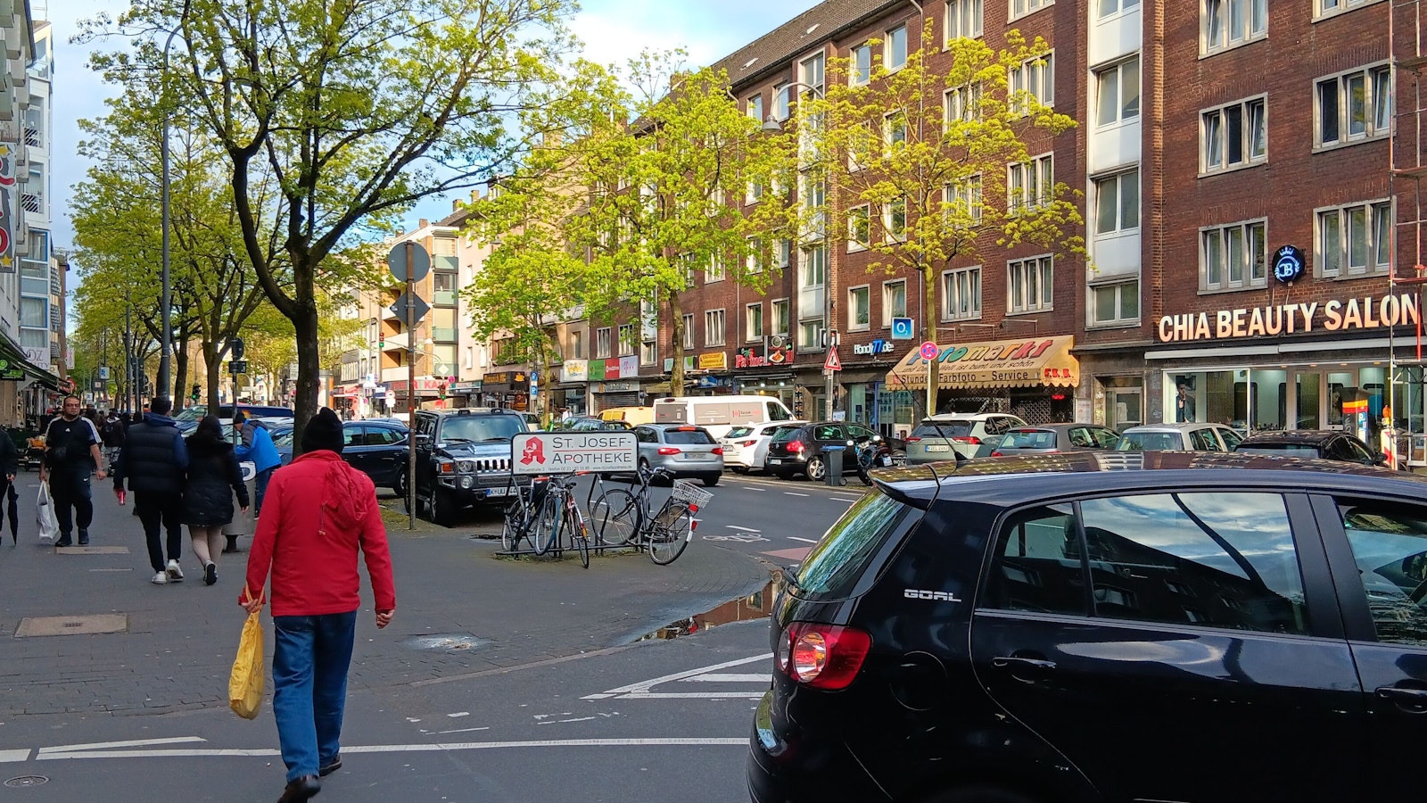 Die belebte Kalker Hauptstraße.