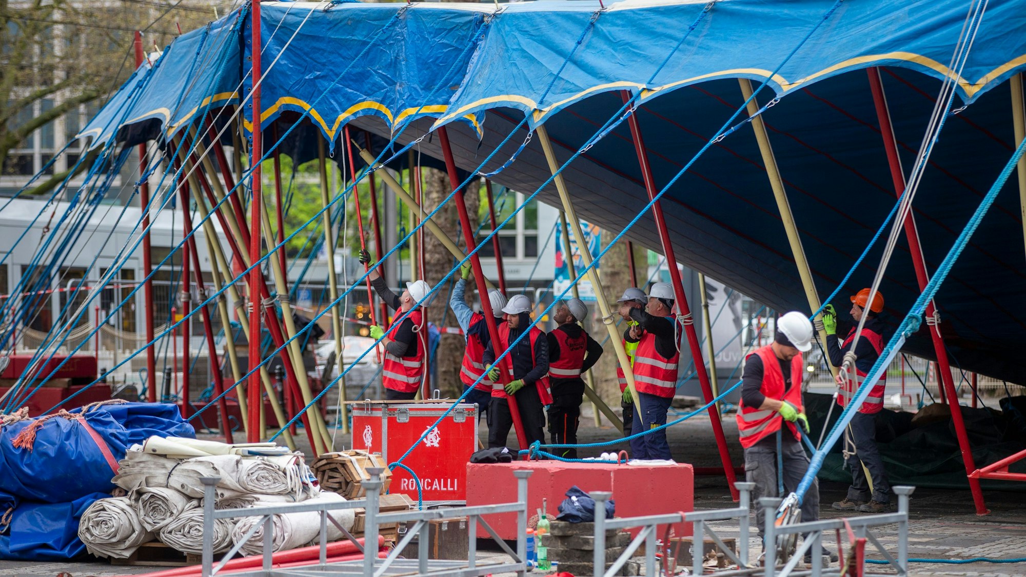 Bis zu 50 Helfer sind am Zeltaufbau beteiligt.