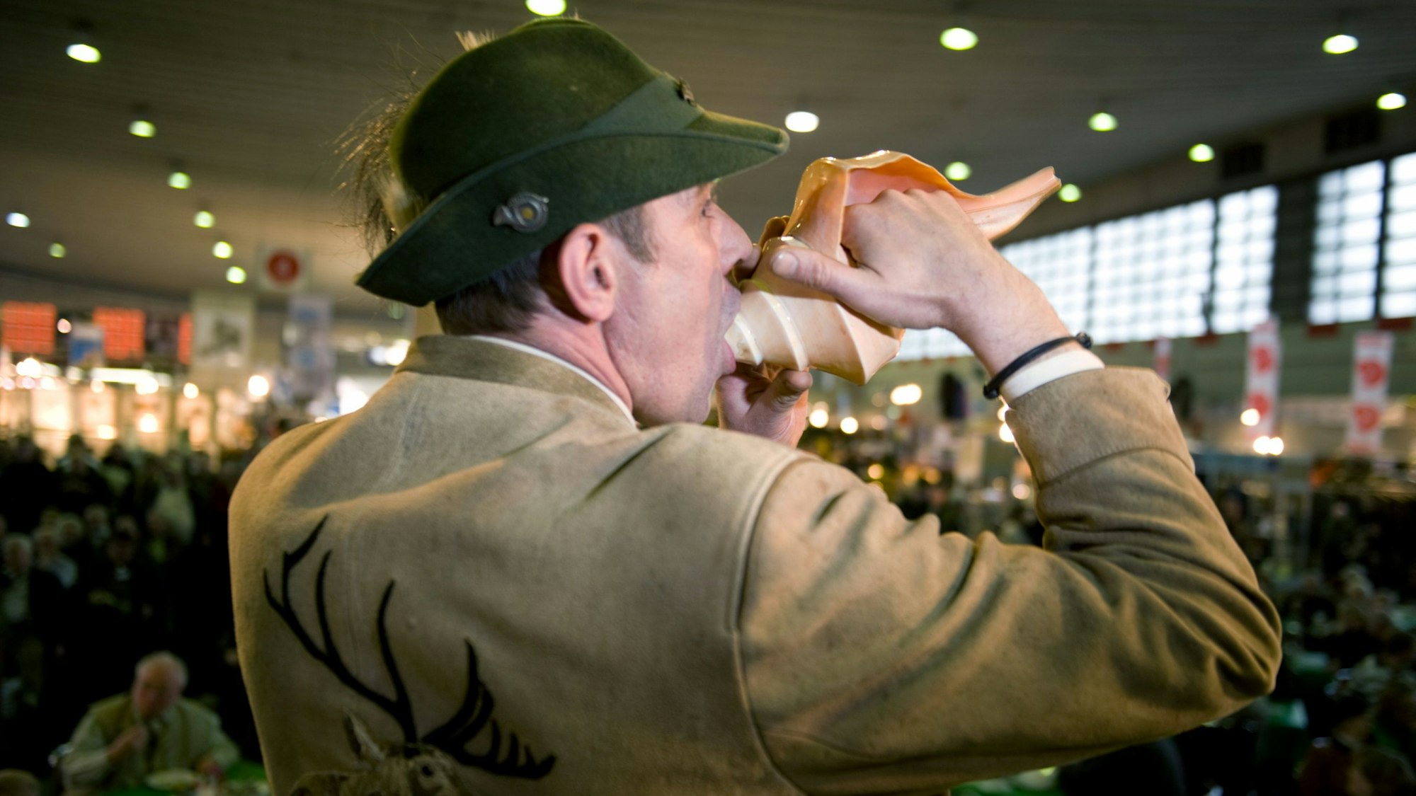 Immo Ortlepp trat schon häufiger bei den deutsche Meisterschaften der Hirschrufer an, hier in Dortmund. Der Lockrufprofi bläst vor Publikum in eine Triton-Muschel.