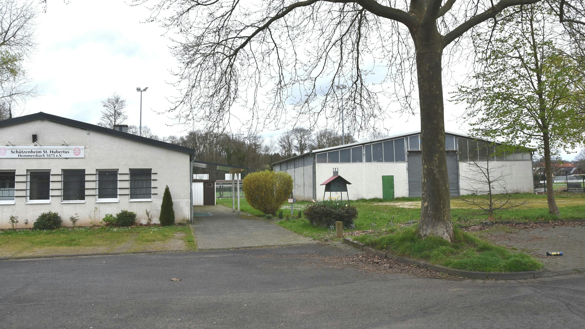 Zu sehen sind zwei Gebäude an einer Straße.