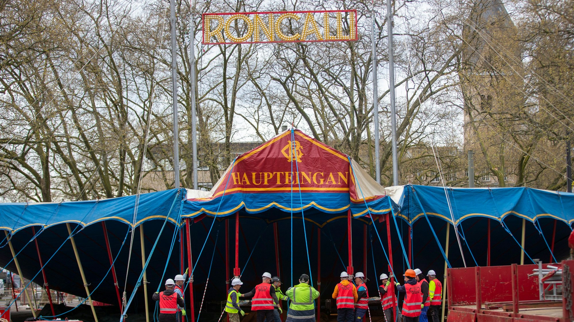 Am Freitagmittag nahm das Roncalli-Zelt Form an.