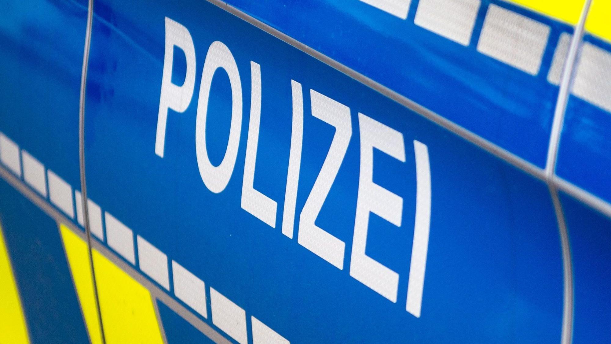 Auf dem Foto ist ein Polizeiwagen zu sehen.
