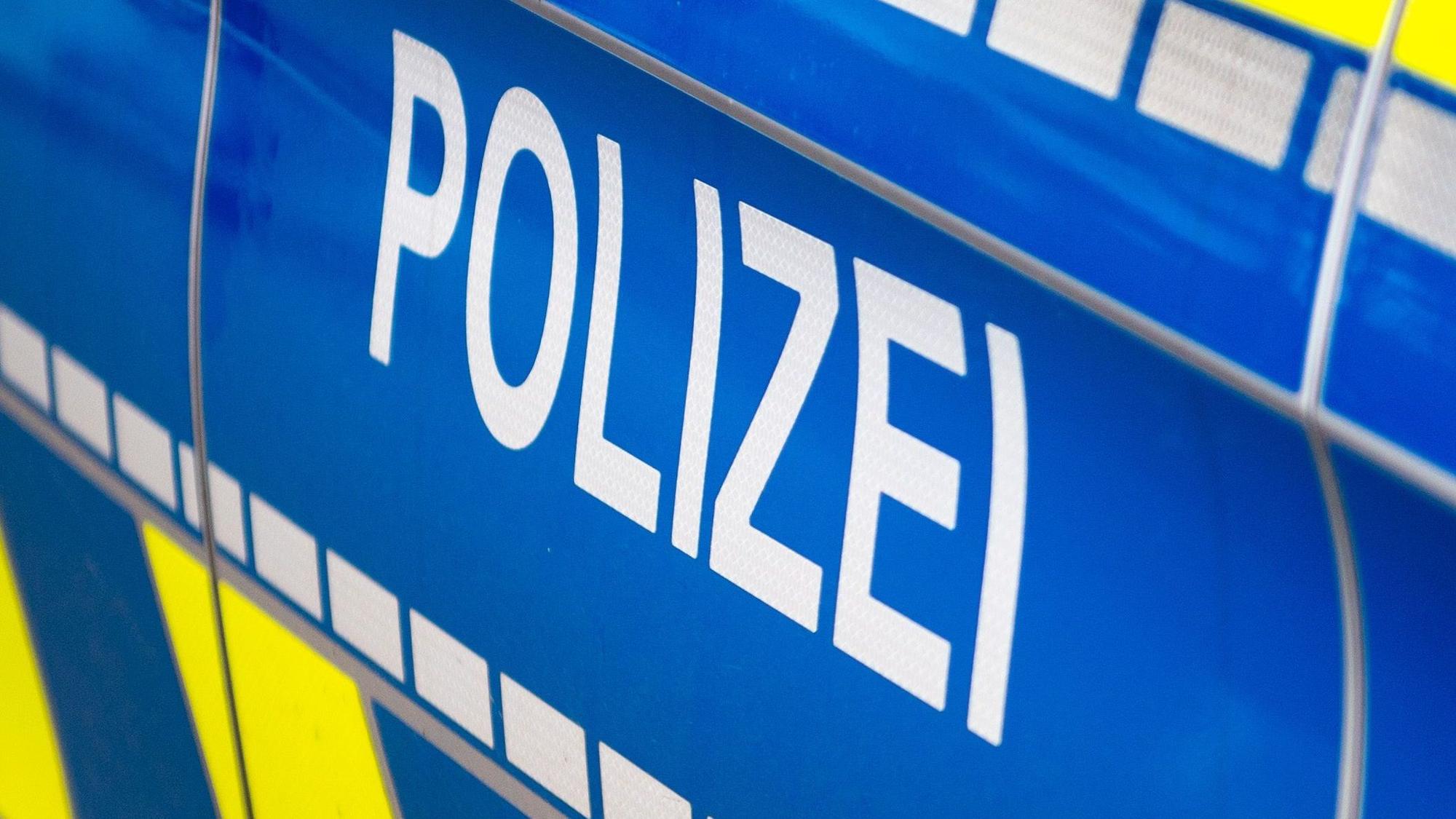 Auf dem Foto ist ein Polizeiwagen zu sehen.