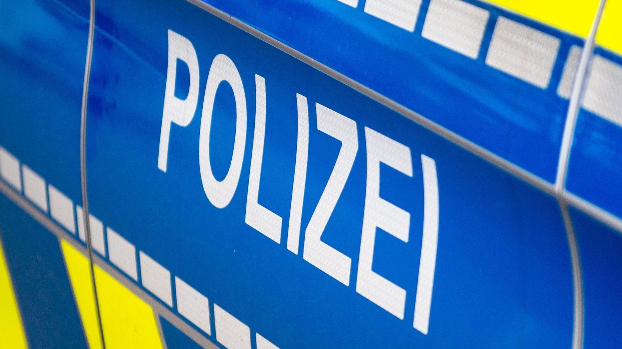 Symbolfoto mit dem Schriftzug Polizei.