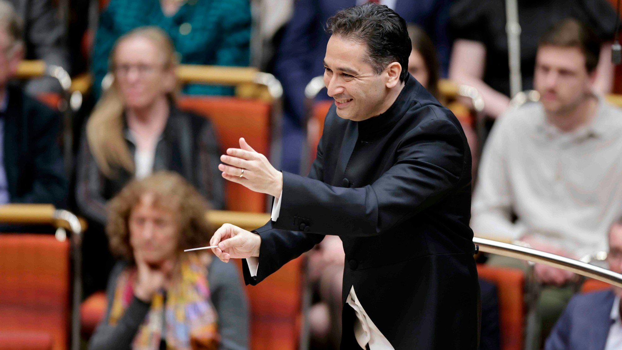 Andrés Orozco-Estrada leitet das Gürzenich Orchester Köln bei der Aufführung des Programms "Wetterleuchten" mit Werken von Unsuk Chin "Operascope" für Orchester
am 04. April 2024
in der Kölner Philharmonie