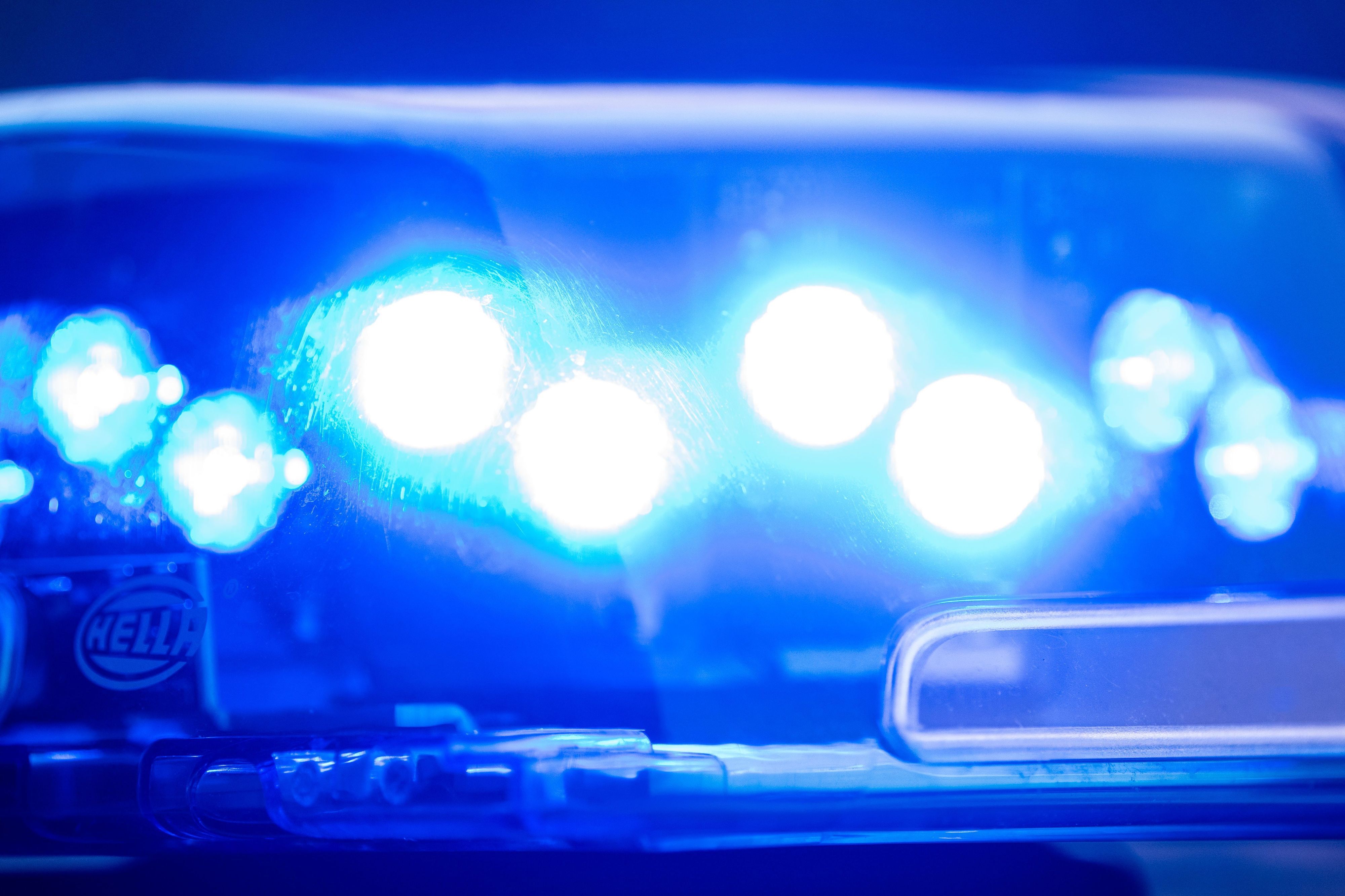 Ein Blaulicht leuchtet an einer Polizeistreife.