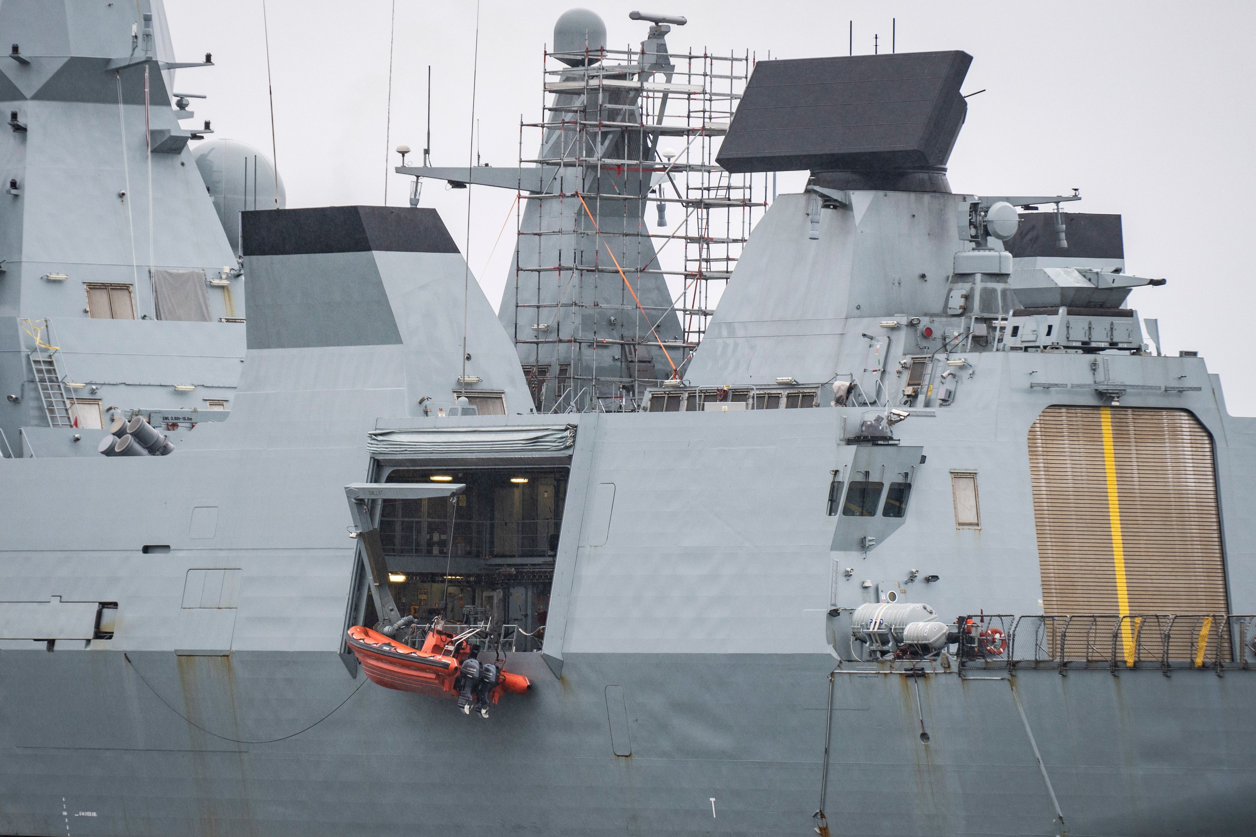 Die dänische Fregatte «HDMS Niels Juel, Nummer F36»3, liegt vor Anker.