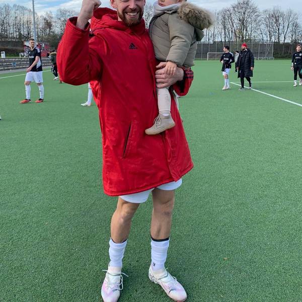 Mike Hoppe, Torjäger des Kölner Bezirksligisten SV Weiden, mit seinem Sohn Noah