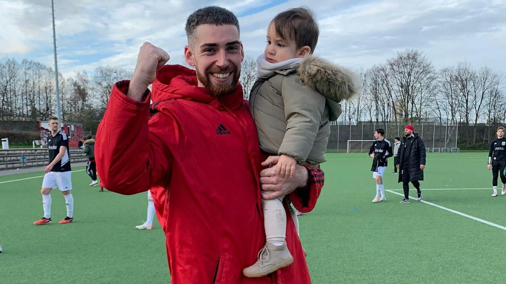 Mike Hoppe, Torjäger des Kölner Bezirksligisten SV Weiden, mit seinem Sohn Noah