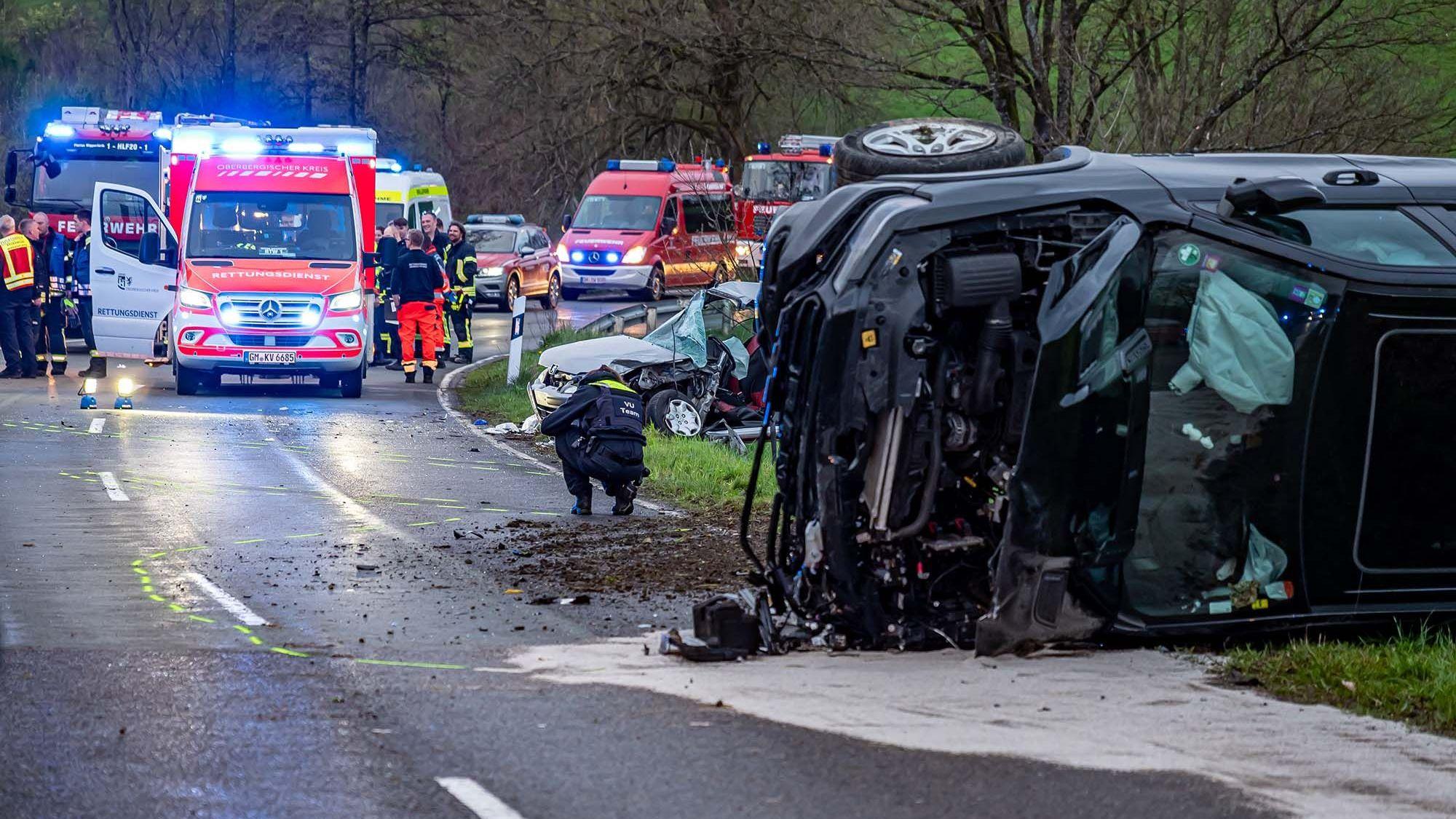 Einsatzwagen und Unfallwagen nach einem schweren Verkehrsunfall.