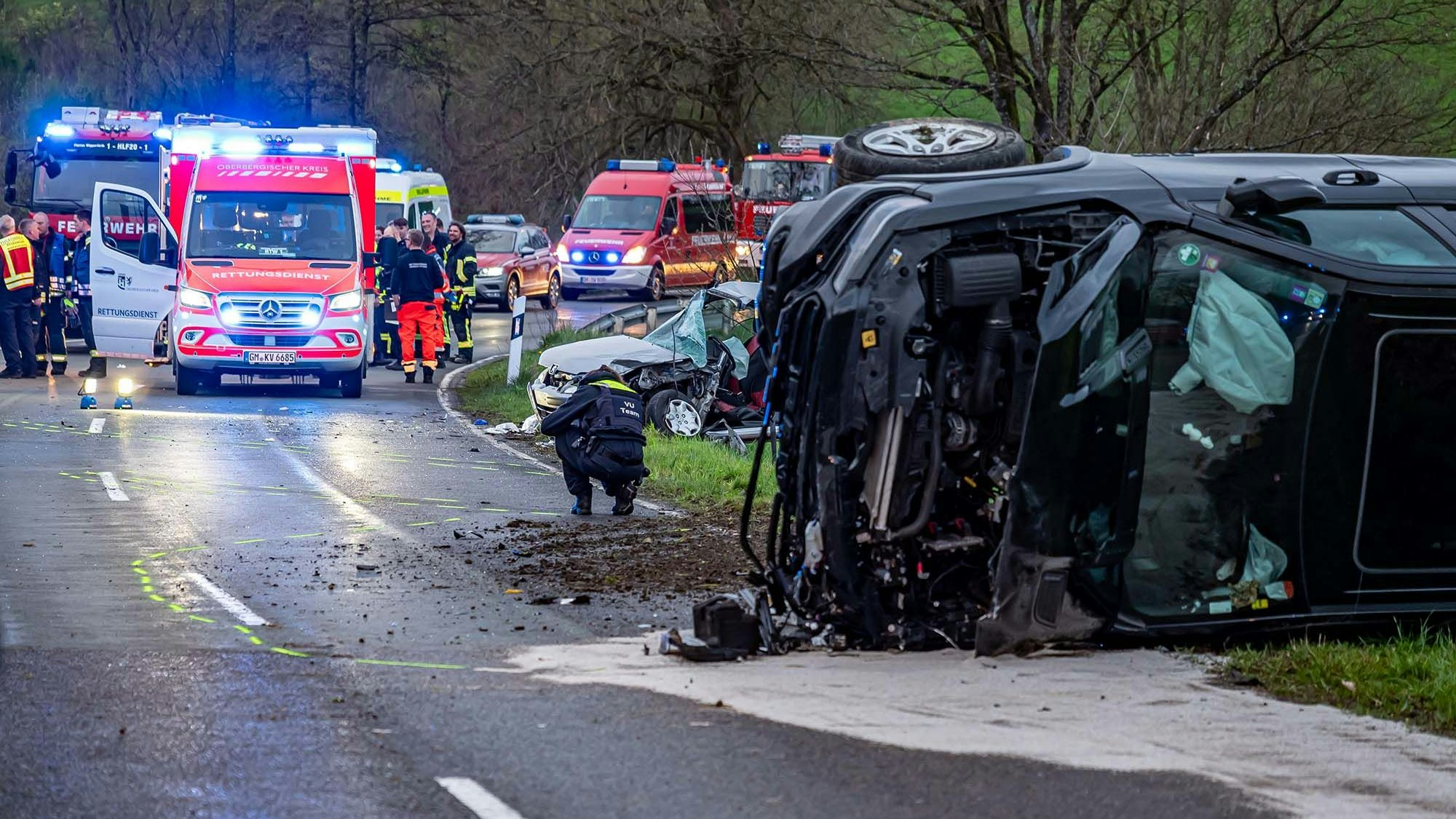 Einsatzwagen und Unfallwagen nach einem schweren Verkehrsunfall.