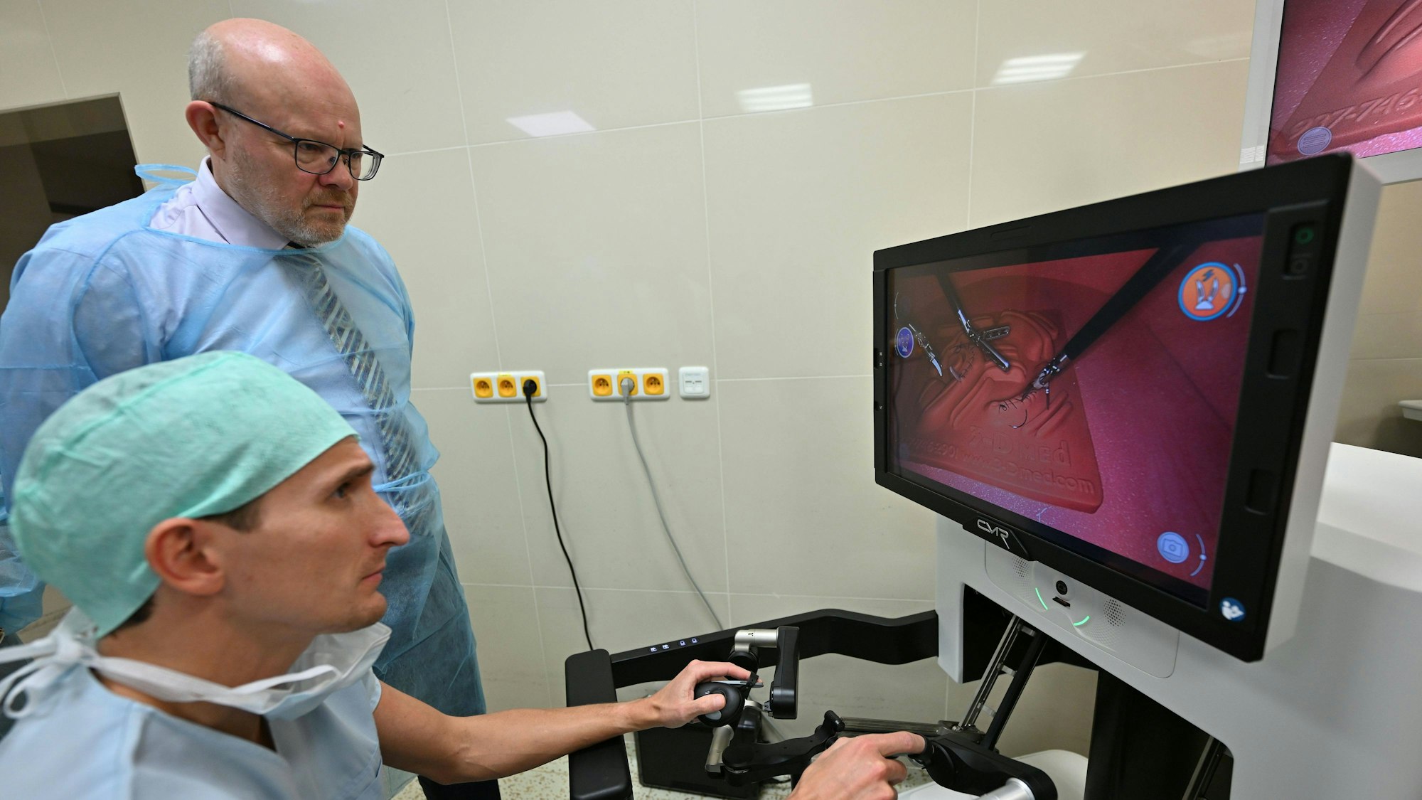 Der tschechische Gesundheitsminister Vlastimil Valek bei einem Besuch in einem Krankenhaus. Der Politiker hat die Leitung einer Prager Klinik nach einem irrtümlichen Schwangerschaftsabbruch in Schutz genommen. (Archivbild)