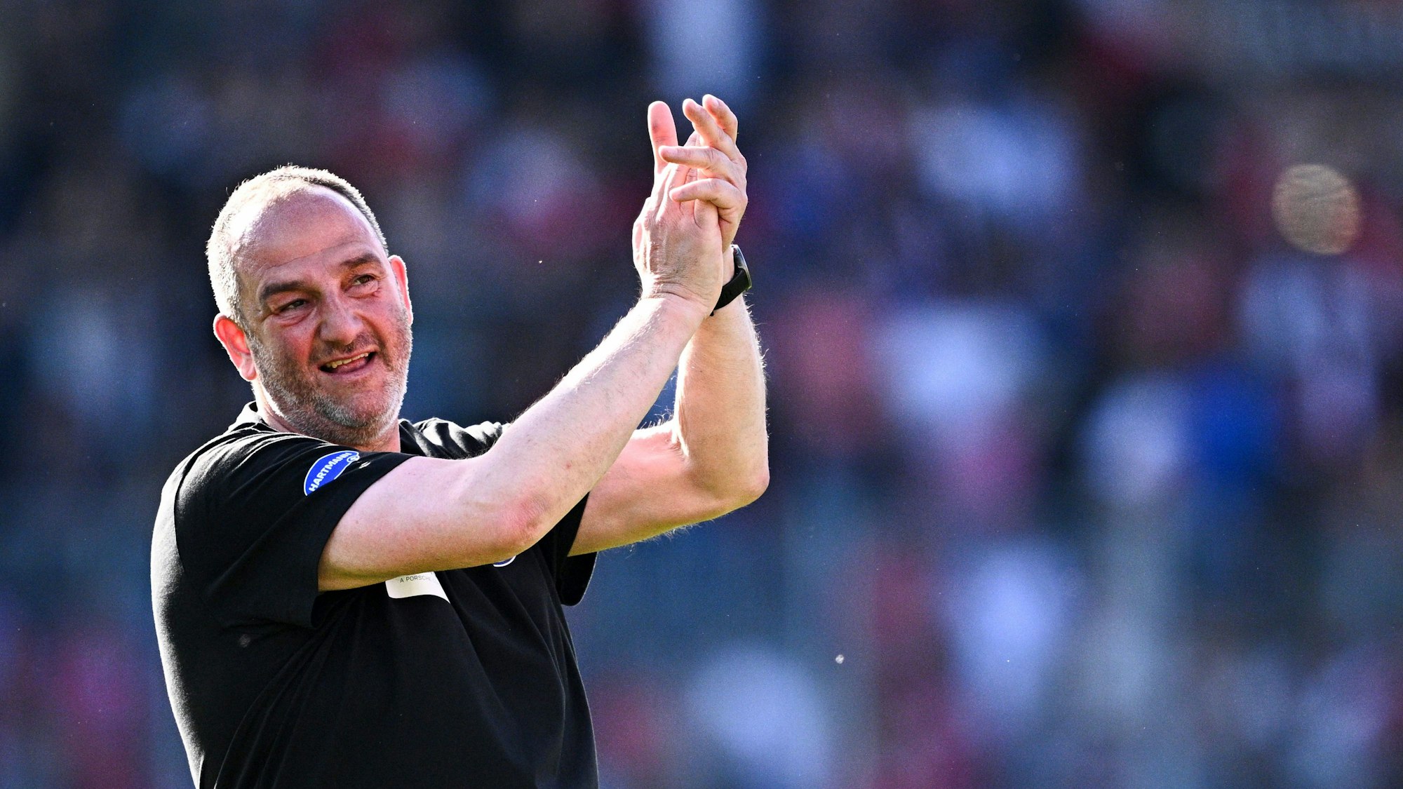 Heidenheims Cheftrainer Frank Schmidt feiert nach dem Spiel den Sieg seiner Mannschaft.