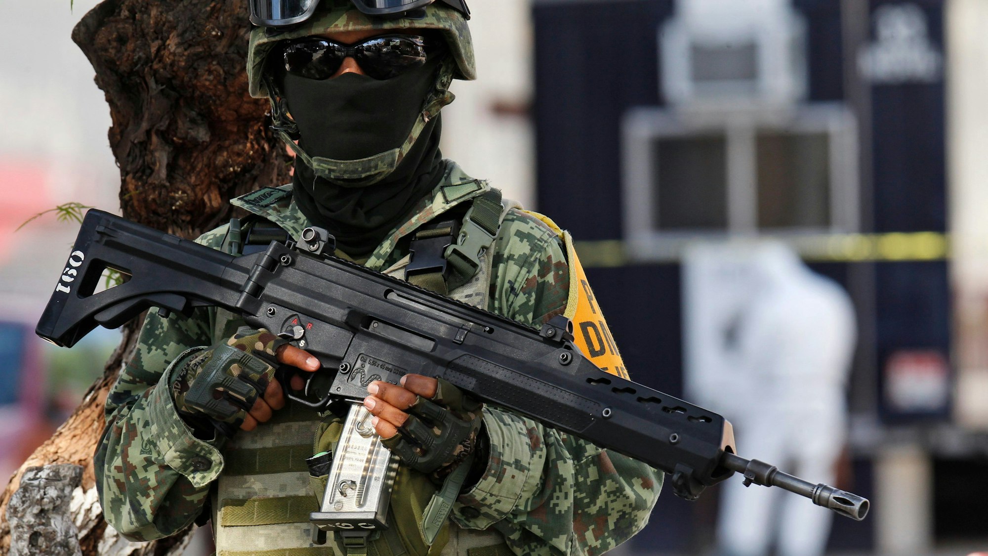 Ein mexikanischer Soldat steht in der Nähe einer angegriffenen Polizeistation Wache.