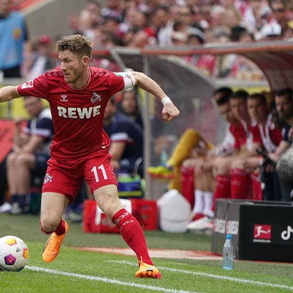 Kainz spielt den Ball.