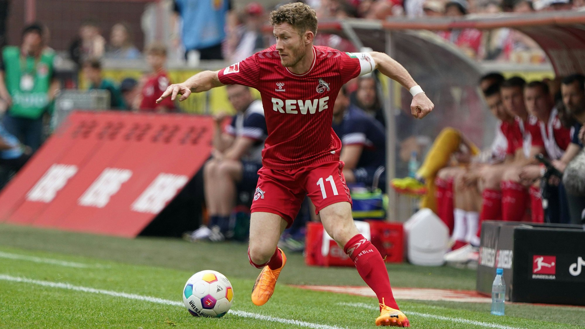 Kainz spielt den Ball.