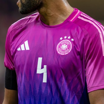 Deutschlands Jonathan Tah trägt das Adidas-Trikot mit der Rückennummer 4. (Archivbild)