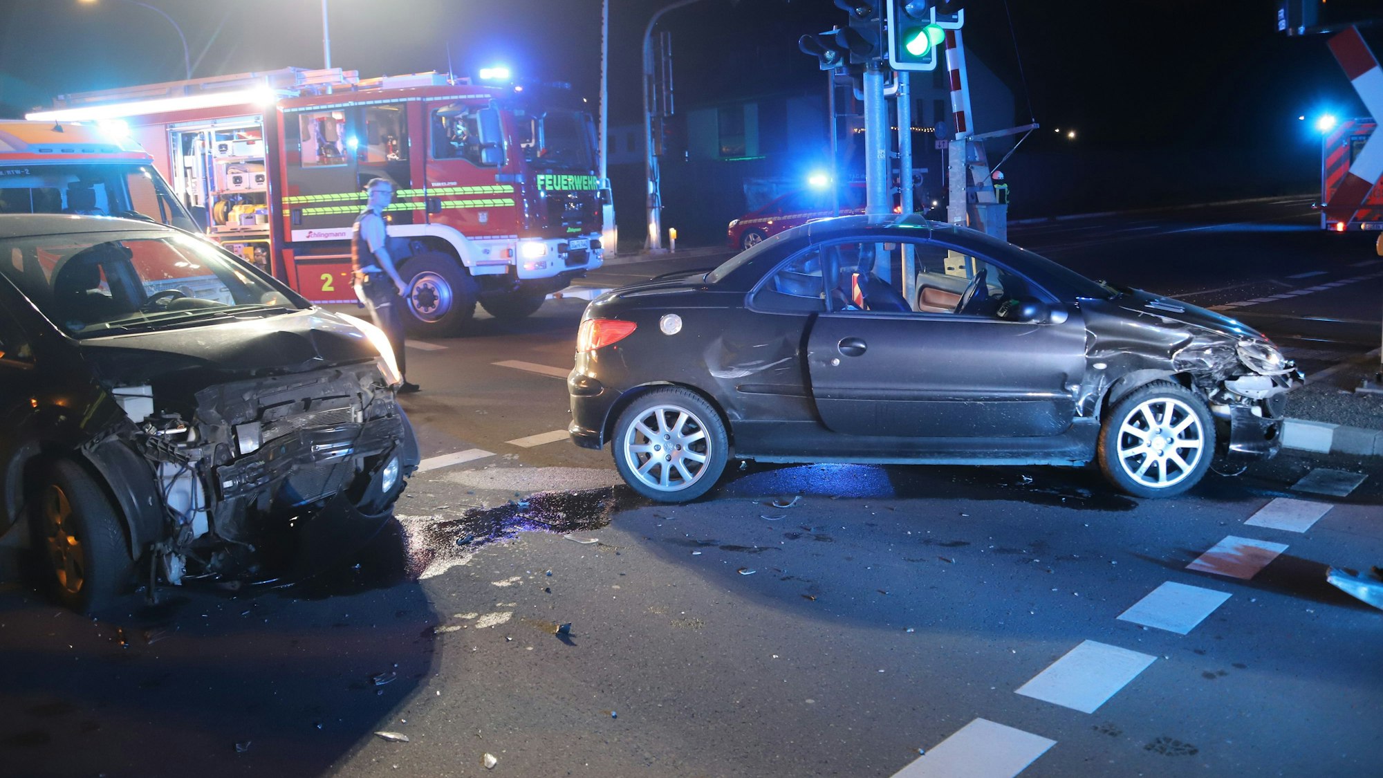 Die beiden Autos schleuderten nach dem Zusammenstoß über die Fahrbahn. Die Feuerwehr leuchtete die Unfallstelle aus.