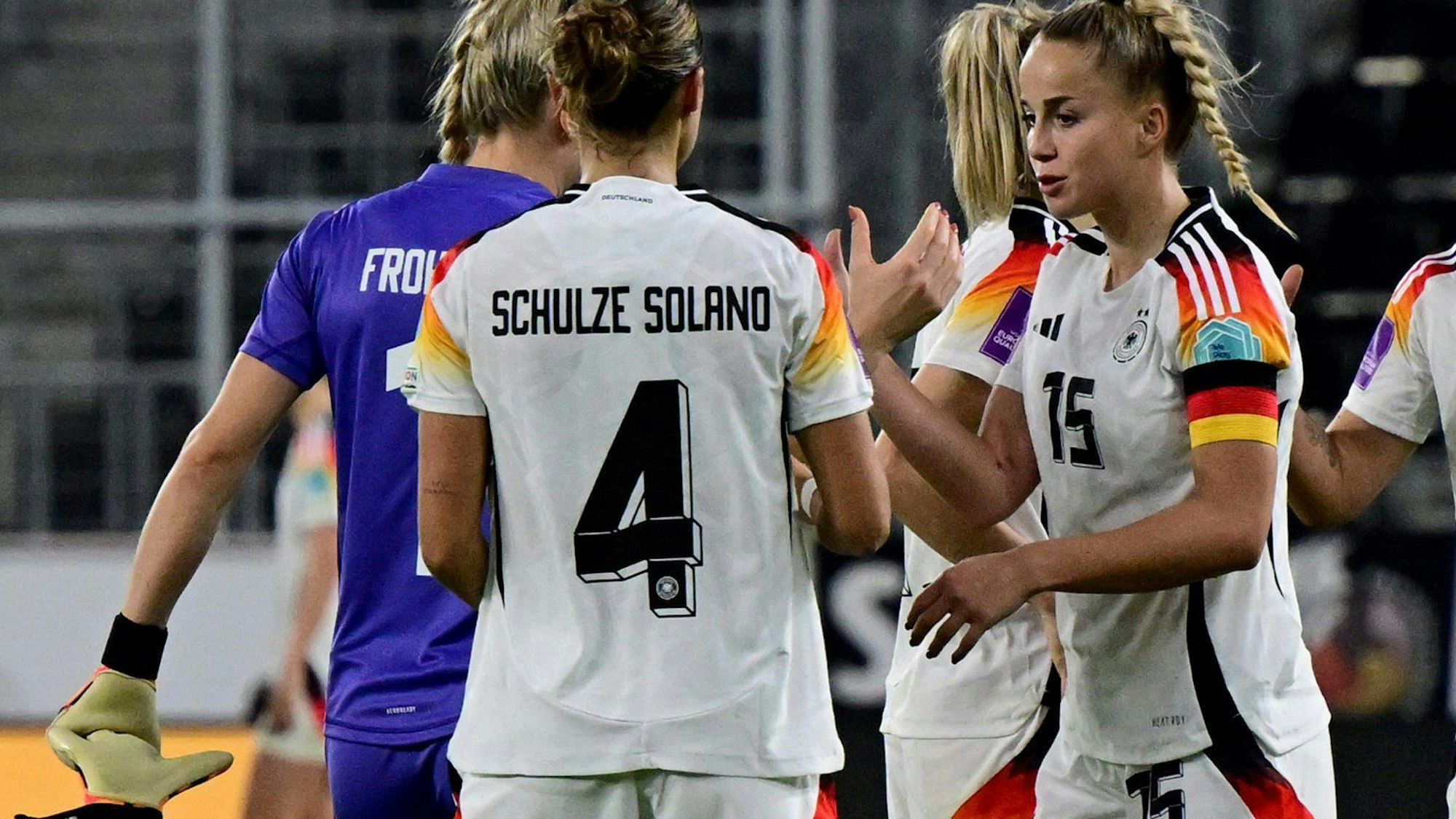 Deutschlands Giulia Gwinn (r) feiert mit Bibiane Schulze Solano (Rückennummer 4) und anderen Teamkolleginnen den Sieg.