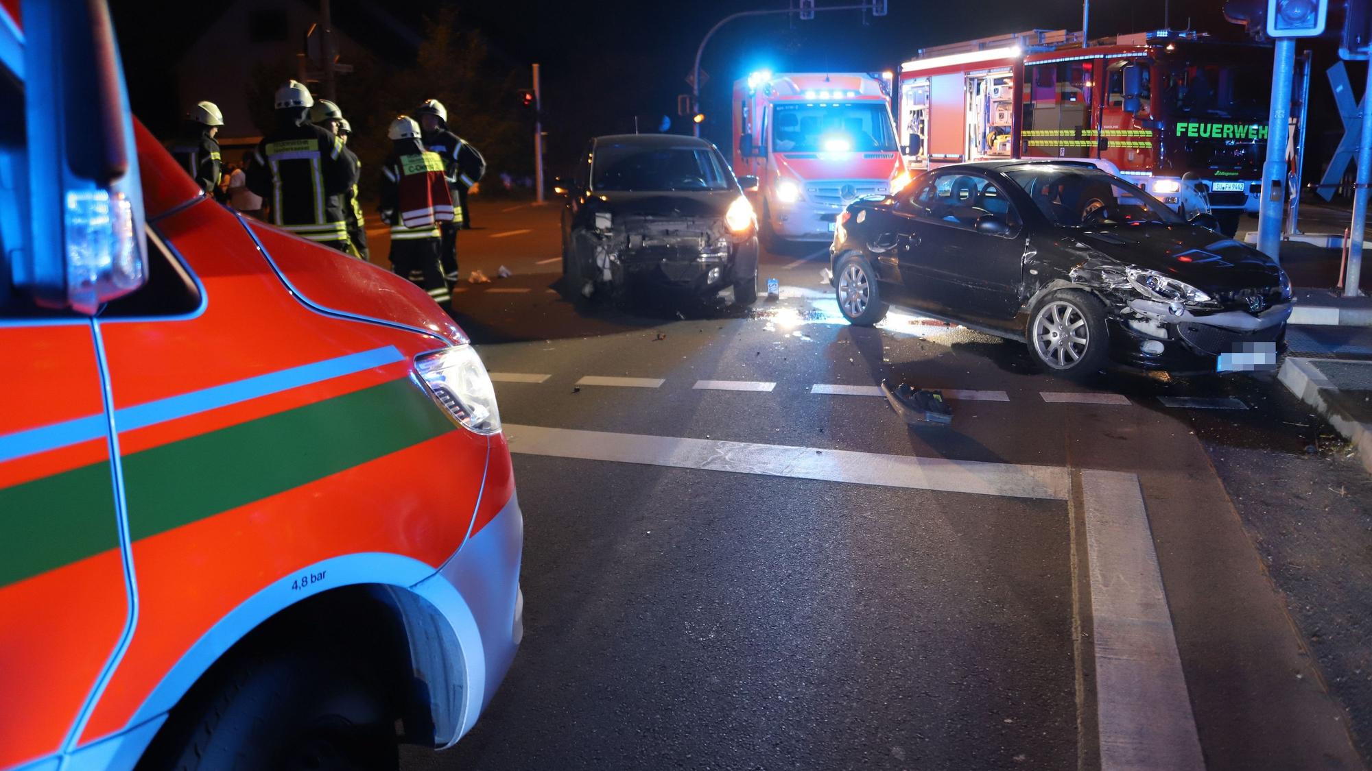 Bei einem Unfall in Niederkassel-Rheidt sind drei Menschen verletzt worden, zwei davon schwer.