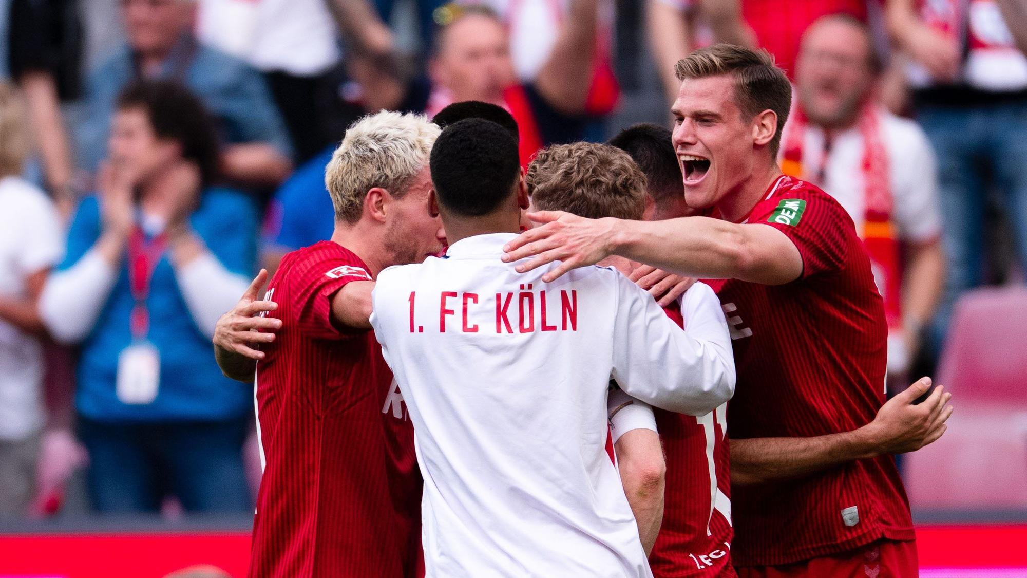 Die Kölner Spieler um Luca Waldschmidt (l) und Steffen Tigges (r) jubeln nach der Partie.