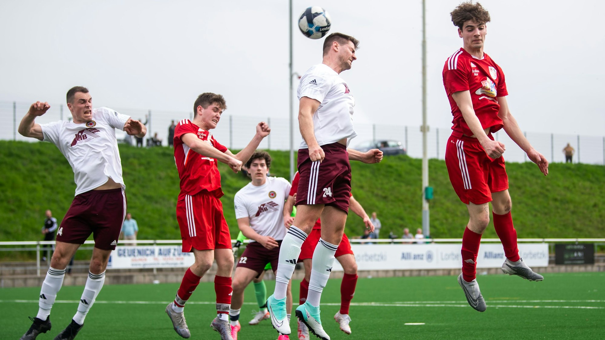 Das Bild zeigt einen Luftkampf nach einem Eckball.