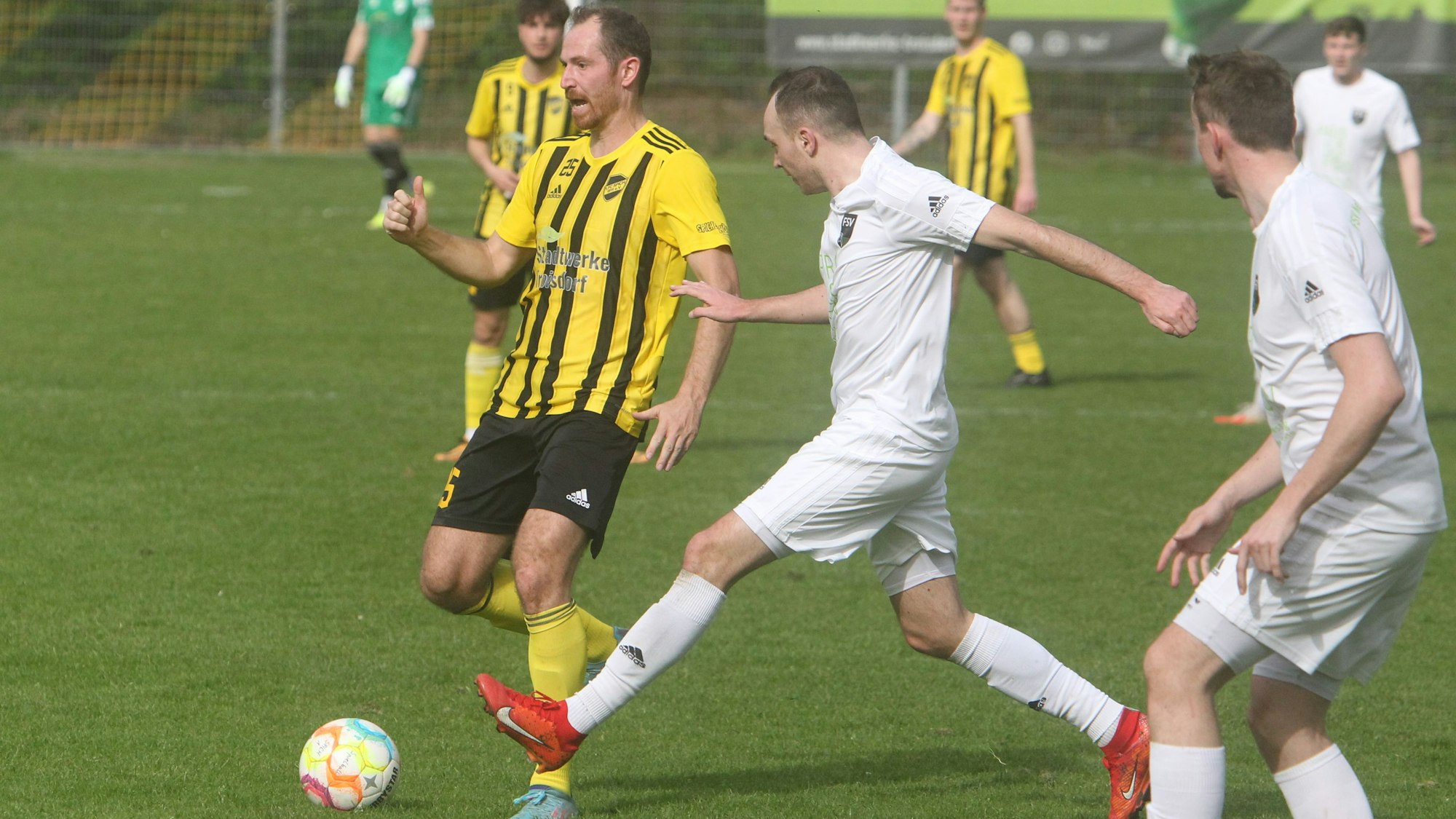 Spichs Coach Andreas Dick (l.) steht nach der Derby-Pleite gehörig unter Druck.