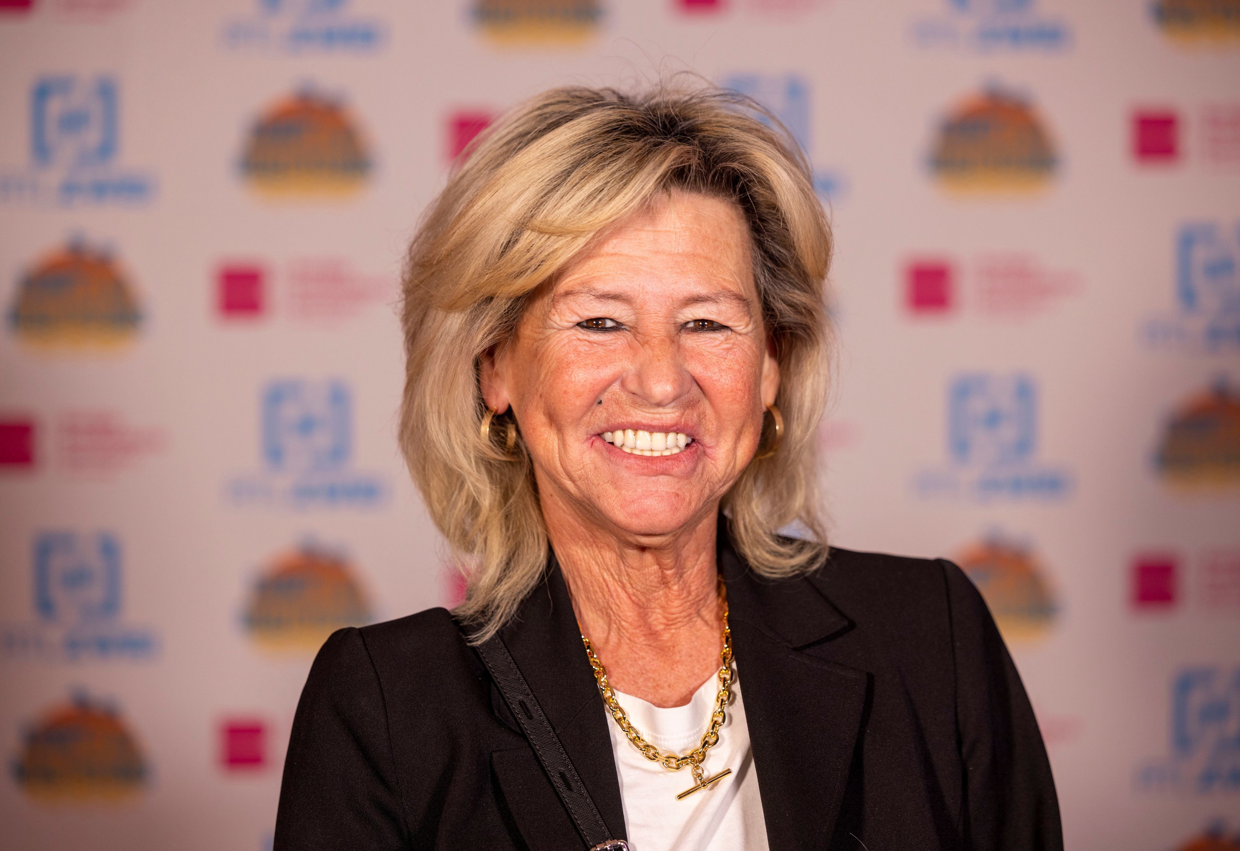 05.04.2024, Nordrhein-Westfalen, Köln: Die Kandidatin Annemie Herren (Schwester von dem verstorbenen Willi Herren) kommt zum Screening der neuen Staffel «Kampf der Realitystars». Die 60-Jährige denkt noch häufig an ihren Bruder. (zu dpa: «Annemie Herren: Denke jeden Tag an meinen toten Bruder Willi Herren») Foto: Thomas Banneyer/dpa +++ dpa-Bildfunk +++