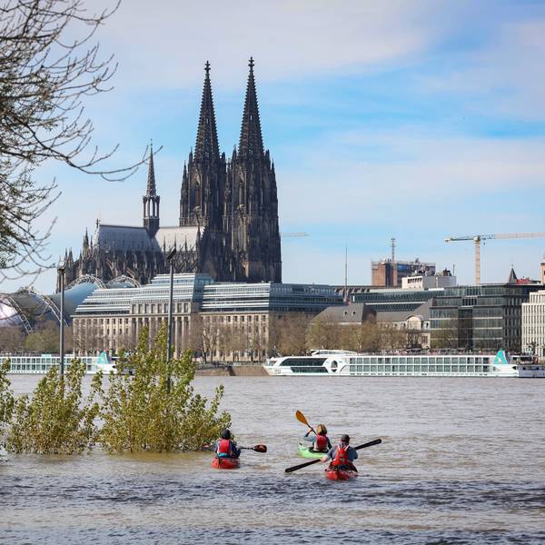 Sommer im April: In Köln waren am Samstag (6.4.) viele Menschen draußen, so wie diese Kajak-Fahrer vor dem Dom-Panorama.