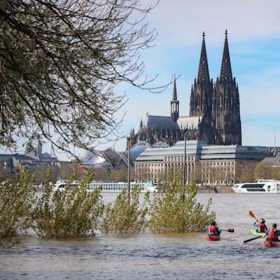 Sommer im April: In Köln waren am Samstag (6.4.) viele Menschen draußen, so wie diese Kajak-Fahrer vor dem Dom-Panorama.