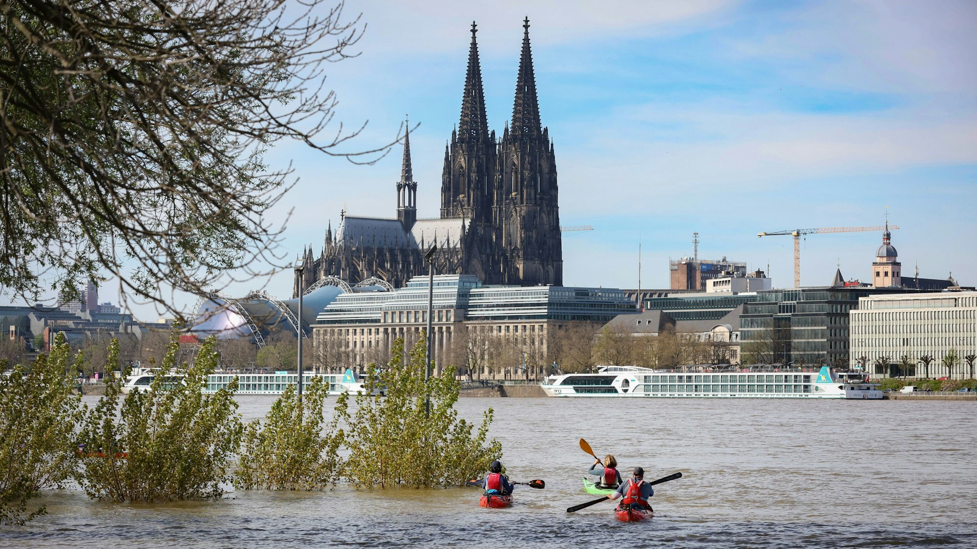 Sommer im April: In Köln waren am Samstag (6.4.) viele Menschen draußen, so wie diese Kajak-Fahrer vor dem Dom-Panorama.