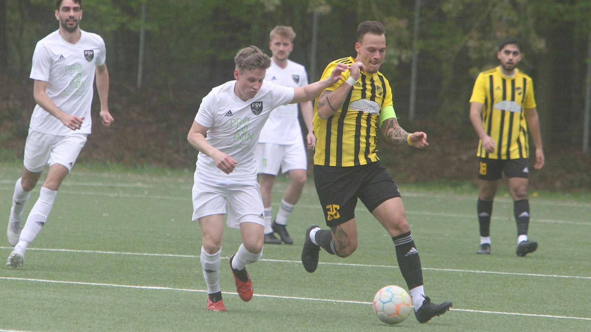 FSV-Akteur Pacal Jungbluth (l.) attackiert Spichs Kapitän Julien Spelda.