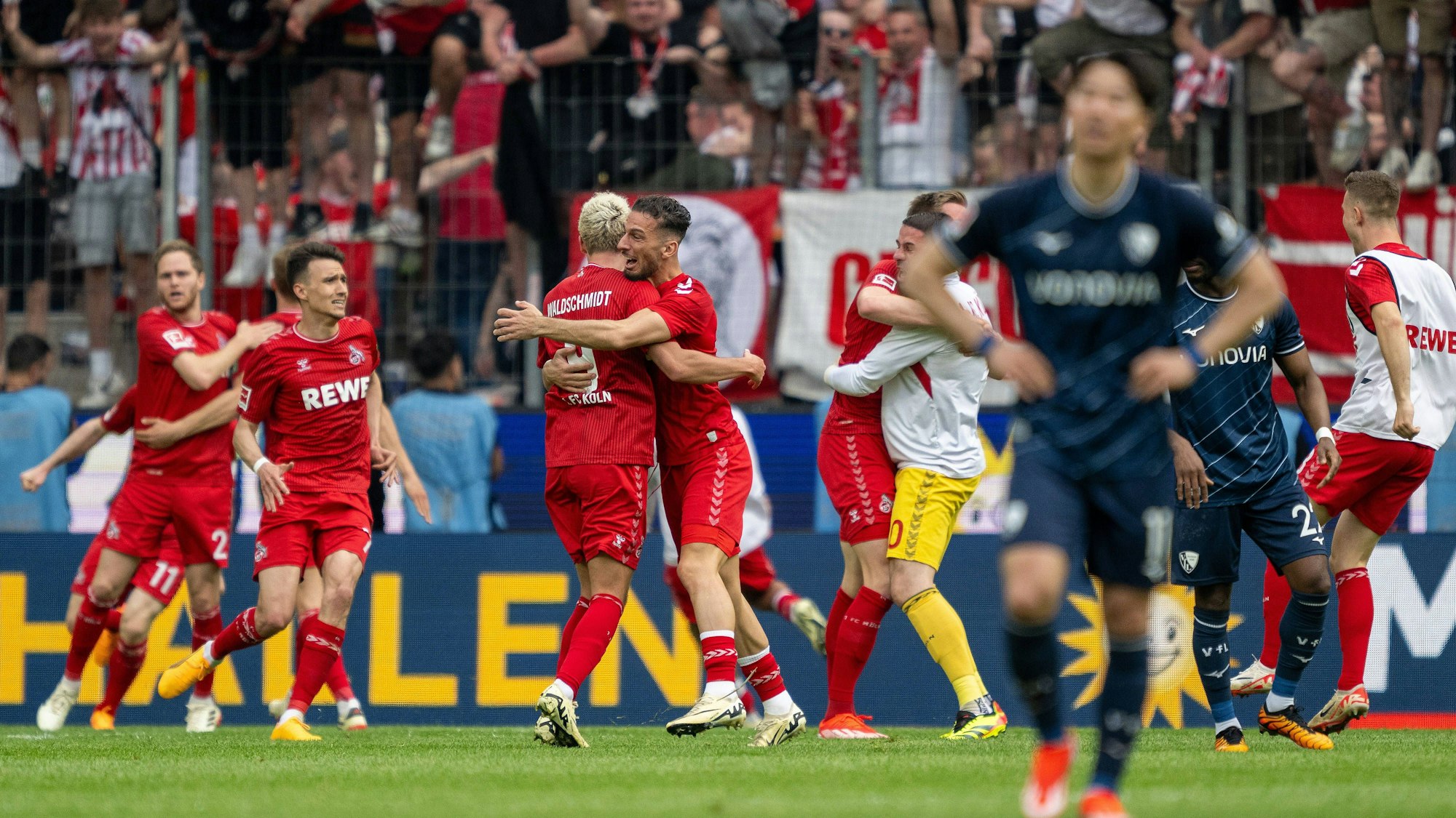 Die Kölner Mannschaft jubelt nach Luca Waldschmidts Siegtreffer zum 2:1 gegen Bochum.