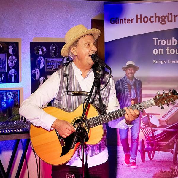 In der Gaststätte Stahl in Baasem spielt der Liedermacher Günter Hochgürtel Gitarre und singt dazu.