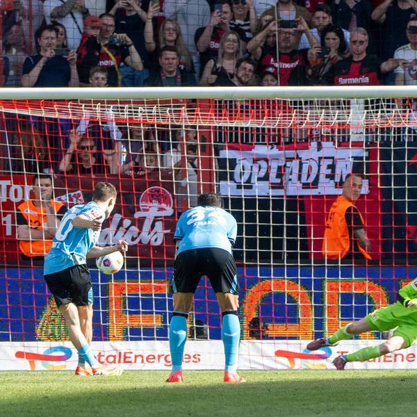 , v. l. Florian Wirtz Bayer 04 Leverkusen erzielt per Elfmeter das Tor zum 1:0 gegen Torwart Frederik Rönnow 1. FC Union,