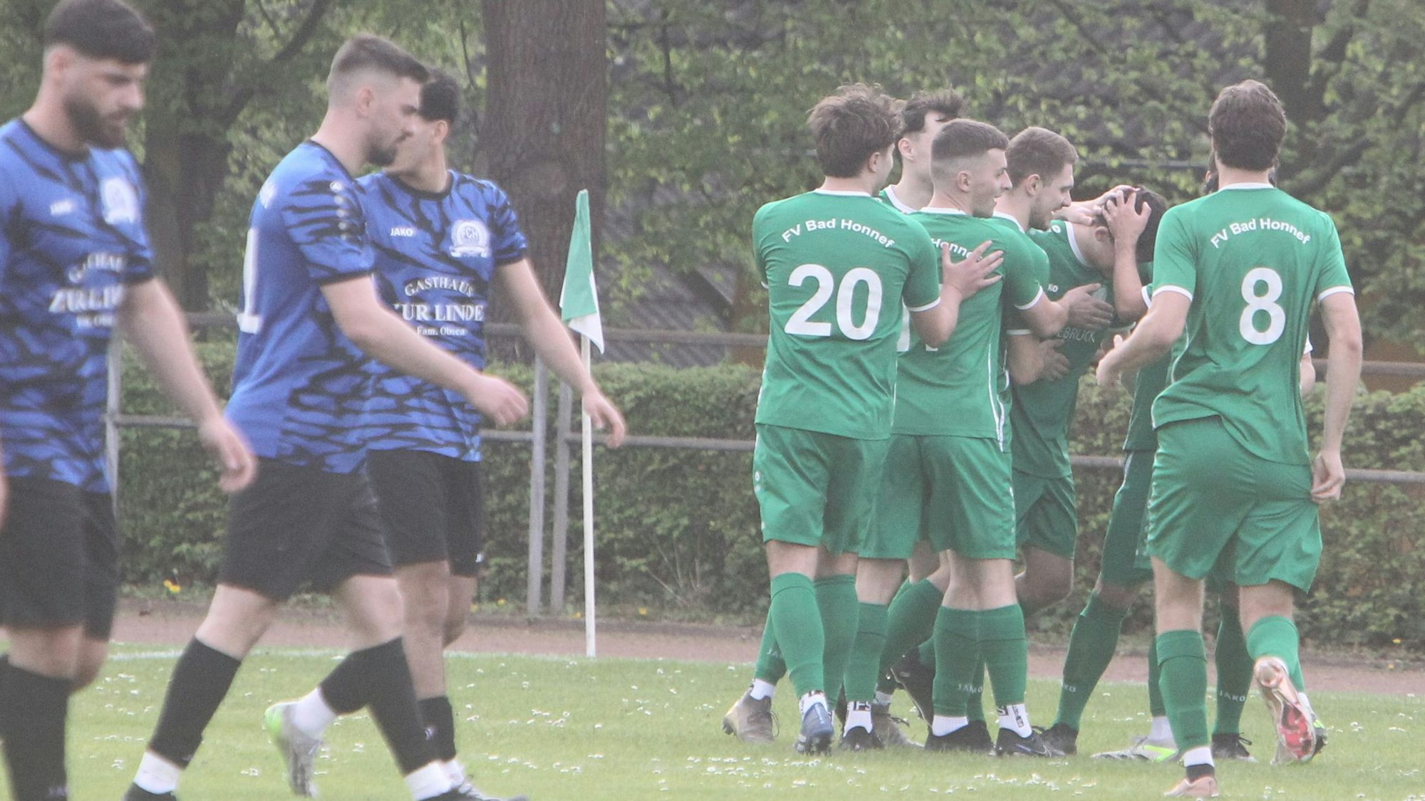 Adrian Rosemund in der Mitte der Jubeltraube hat soeben die Honnefer Führung erzielt.