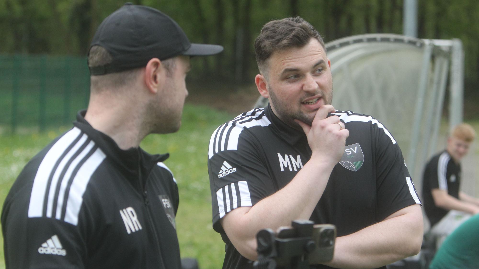 Marvin Müller im Gespräch mit seinem Assistenten Nico Rüther