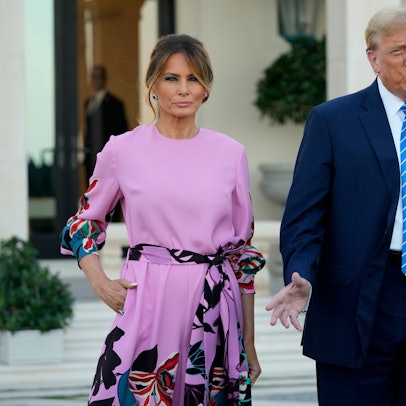 dpatopbilder - 06.04.2024, USA, Palm Beach: Donald Trump (Republikaner), ehemaliger Präsident der USA und US-Präsidentschaftsbewerber, kommt mit seiner Frau Melania Trump in Palm Beach, Florida, zu einer Spendengala der Republikaner. Foto: Lynne Sladky/AP/dpa +++ dpa-Bildfunk +++