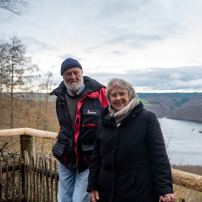 Bärbel Höhn und Volker Hoffmann spazieren durch den Nationalpark Eifel, den es ohne sie nicht geben würde.