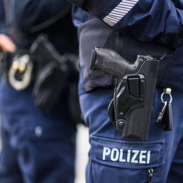 Das Bild zeigt zwei Polizeibeamte mit Dienstwaffe im Holster.