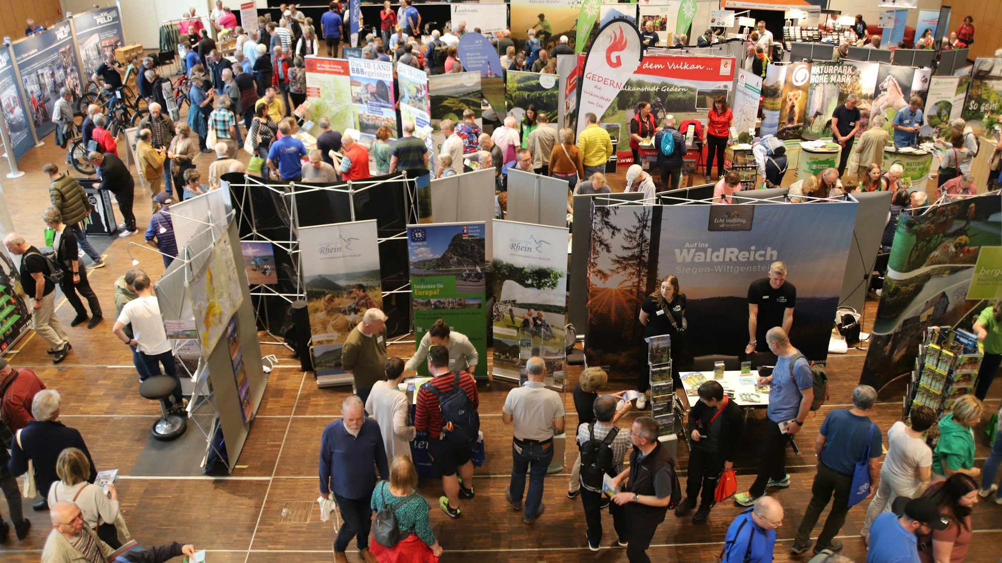 Der ADFC veranstaltete erstmals seine Radtouristikmesse im Siegburger Rhein-Sieg-Forum. Zwischen 4000 und 5000 Besucherinnen und Besucher kamen. Der große Saal war mehr als gut gefüllt.