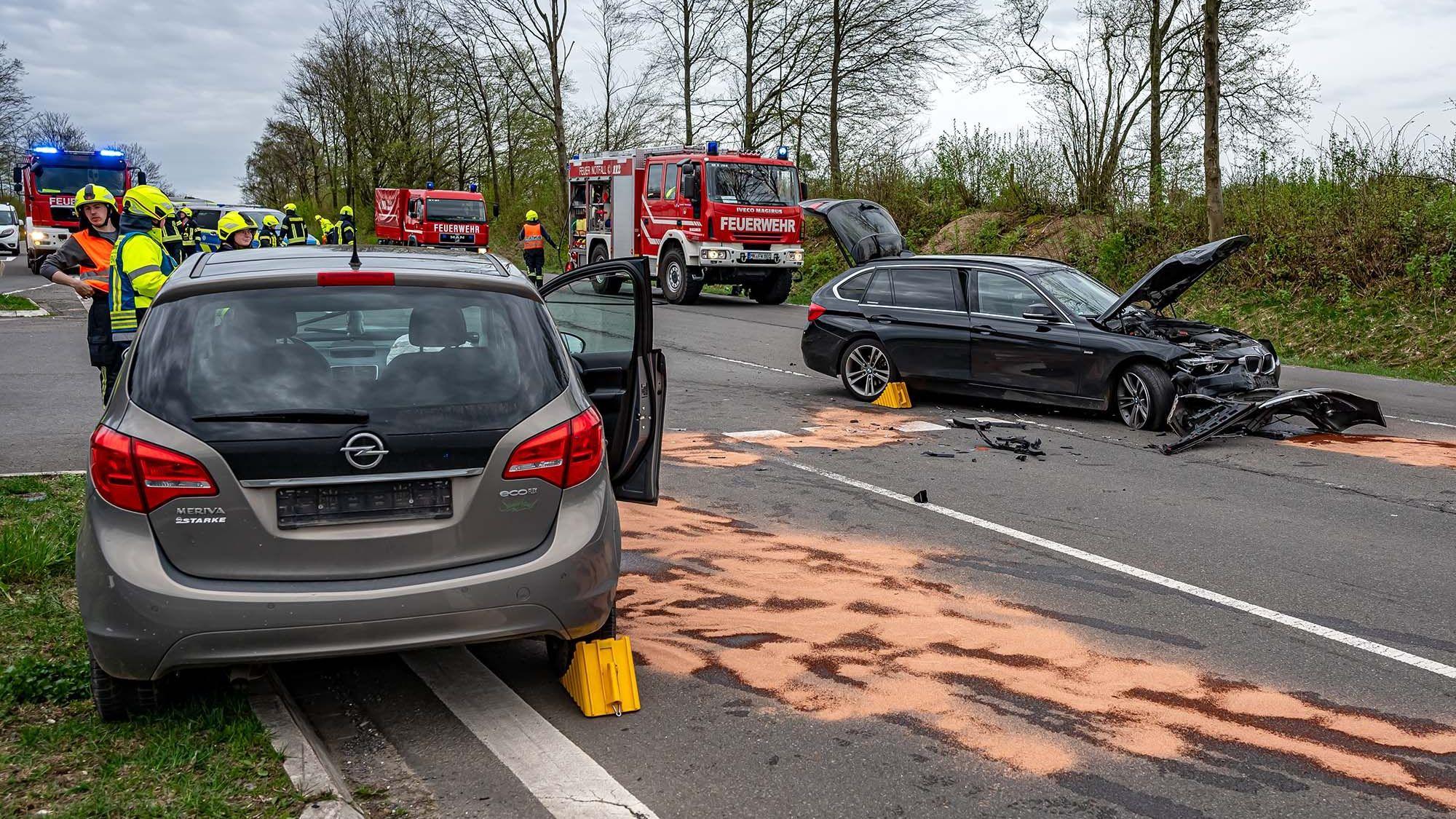 Zwei Unfallfahrzeuge und abgestreute Betriebsstoffe auf einer Straße.